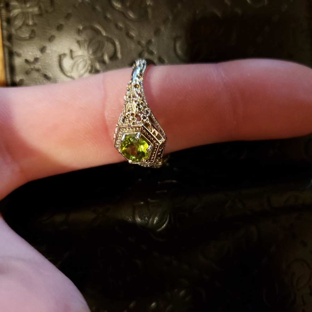 Womens 925 silver Peridot flower stamped ring